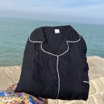 ست لباس راحتی زنانه و دخترانه سه تیکه بلوز آستین کوتاه دکمه دار و شلوار و شرتک موسلین طرح کیتی رنگ مشکی کد 4891 - Image 2